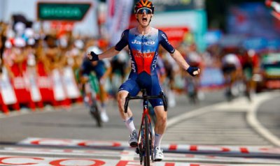 Eddie Dunbar apprecie la victoire d'etape sur la Vuelta