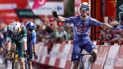 Kaden Groves bat Wout van Aert a Villablino